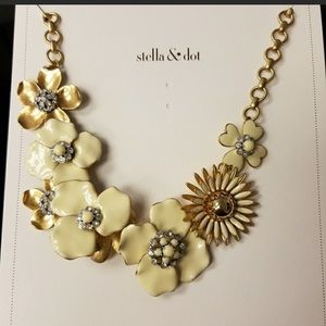 Stella and Dot Dot Bloom Necklace NIB